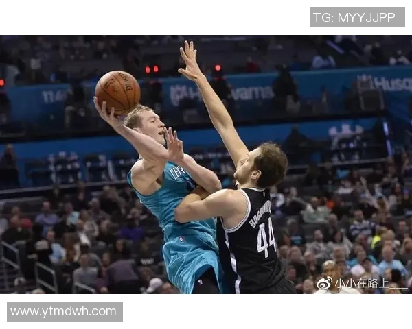 黄蜂与篮网激战三月二十二日赛场精彩回顾与分析