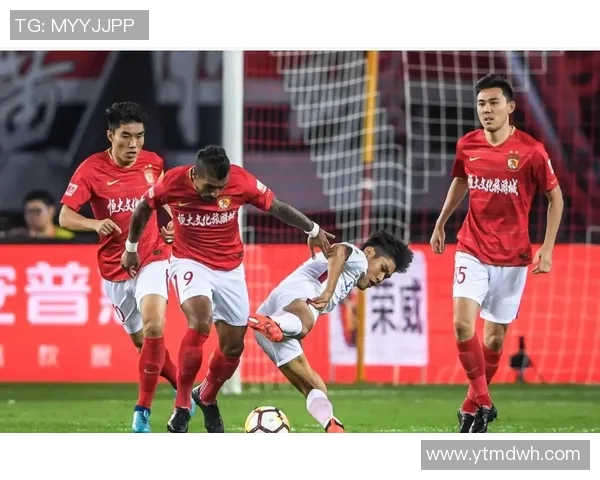 恒大与东方的激烈冲突视频揭示足球场上的紧张局势与球员情绪